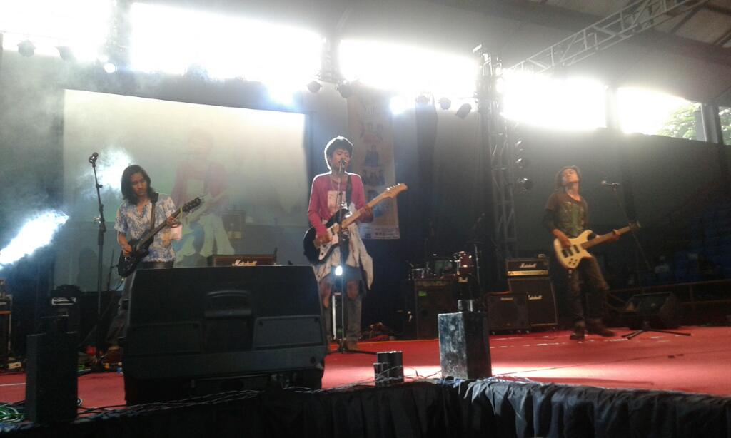 Rezzemair's tweet photo. Kami saat bermain di acara @SPARCTIX5th 15 November kemarin, terima kasih SMA 26.. http://t.co/8CmhiZpXGC