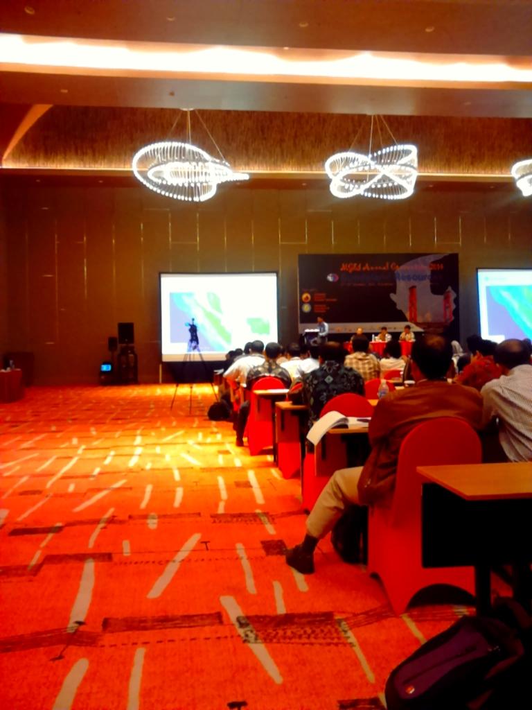 kalau ini Bapak Budi STJ sedang presentasi tentang Sumatra's Mettalogenic #SLR2014