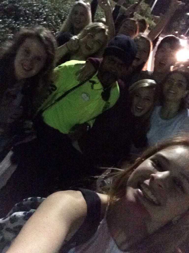 zoemrocks's tweet photo. #1dbush security guard lovin http://t.co/4oCSPJEAWd