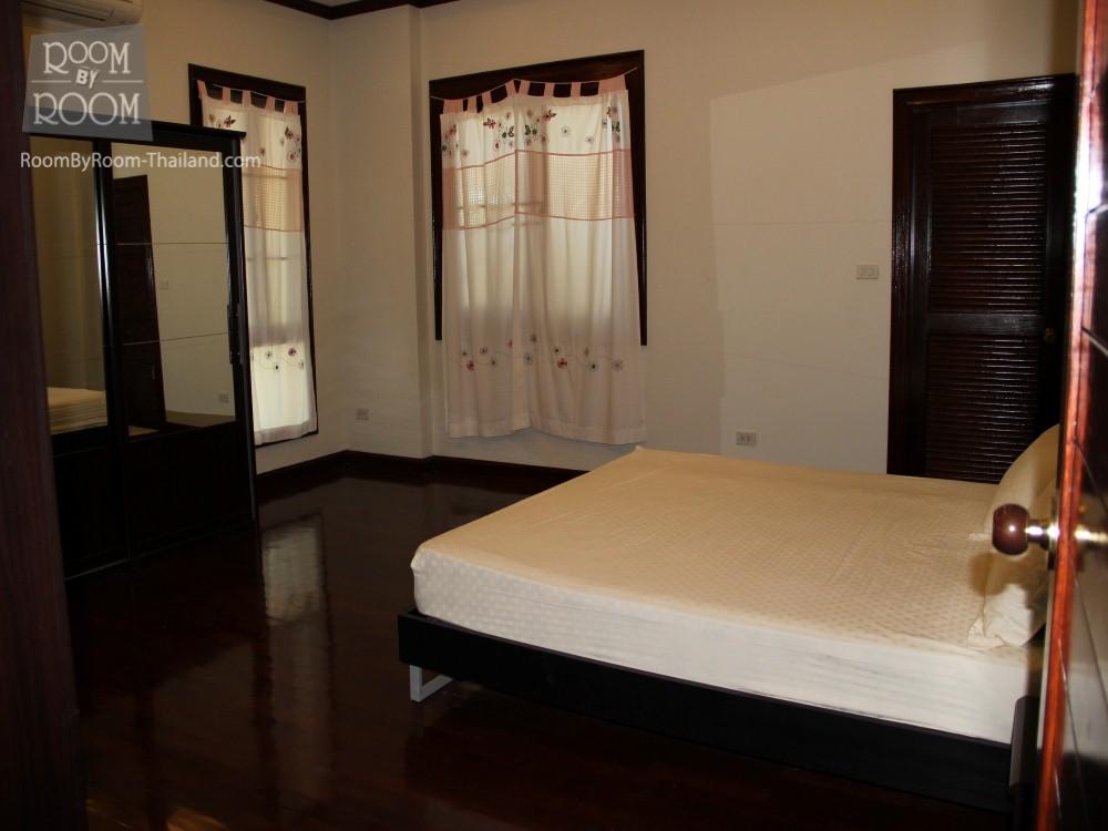 RoomByRooom's tweet photo. 3 bed, 2 bath, Land: 520 SqM, Interior 220 SqM 
located 7.5 km from Hua Hin center 37,000 THB http://t.co/bbiiUs41s2 http://t.co/K8jkDunTmF