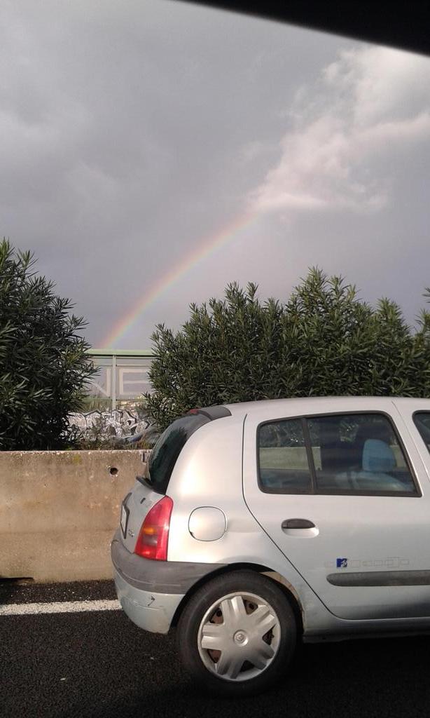 LucaGiandomenic's tweet photo. Un po' di colore nel grigio di questo traffico... #GRA @romacapitaleTW #codeatratti #trattidicode #trattidicolore http://t.co/auVqtDUmmP