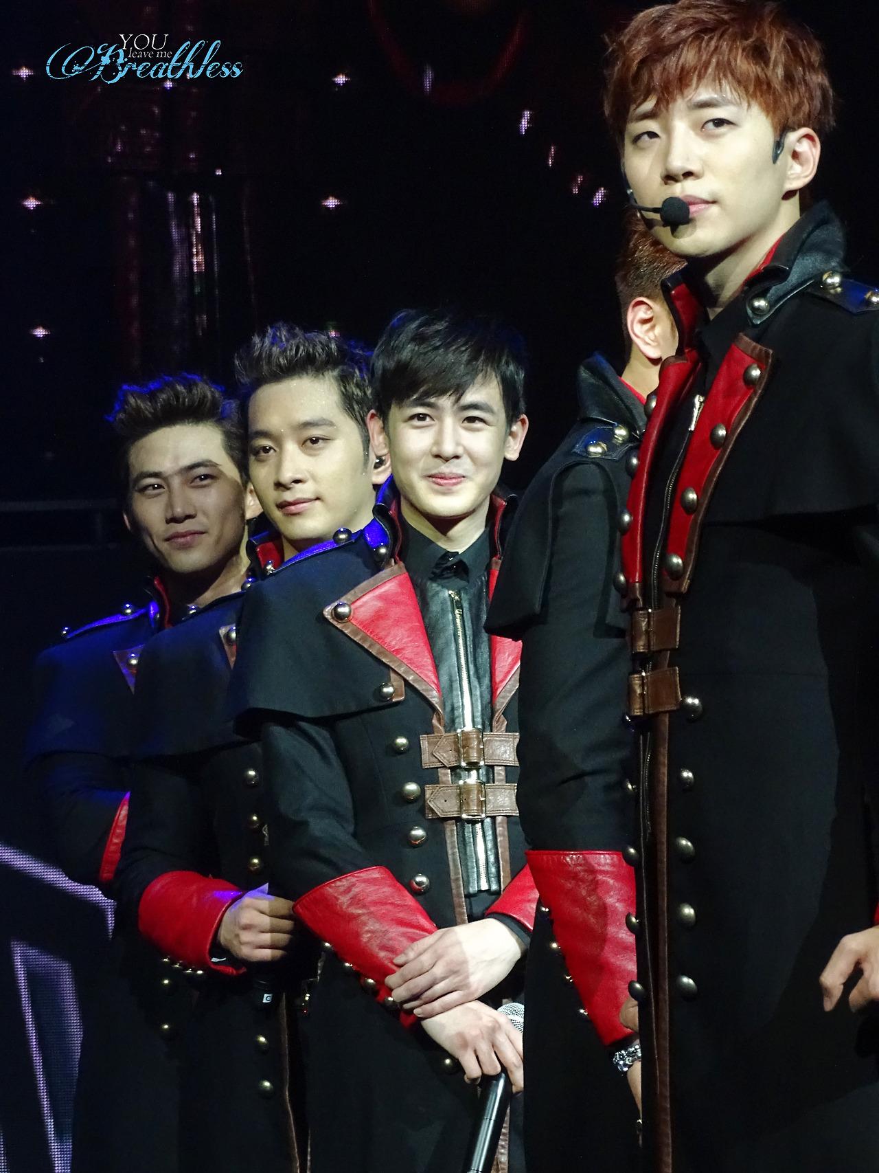 B2oS7ceCEAAn1Bn.jpg:large