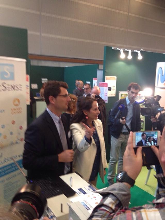 polerisques's tweet photo. Madame la Ministre sur le stand d'@ecologicsense à l'occasion du salon #mifexpo http://t.co/KTpxEvuh1r