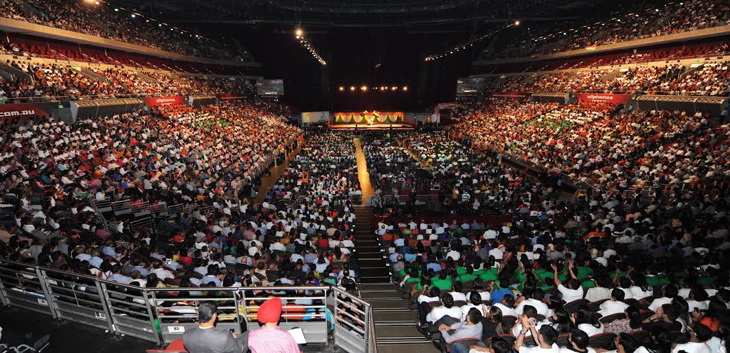 PIB_India's tweet photo. Enthusiastic gathering to hear their beloved PM Shri @narendramodi, in Community Reception at Allphones Arena, Sydney http://t.co/du7aTtWkDj