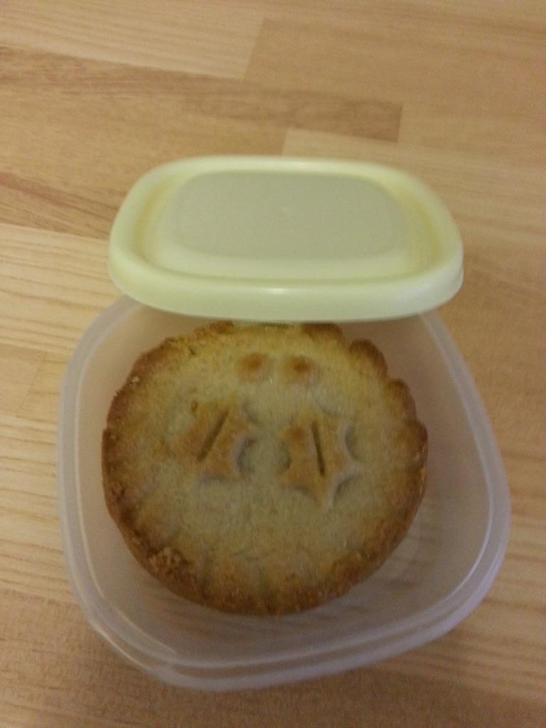 hayleygoodes's tweet photo. @Palaeolunchclub Monday morning joy upon discovering the perfect piece of tupperware for the situation #festivesnack http://t.co/4de7rO4SdA
