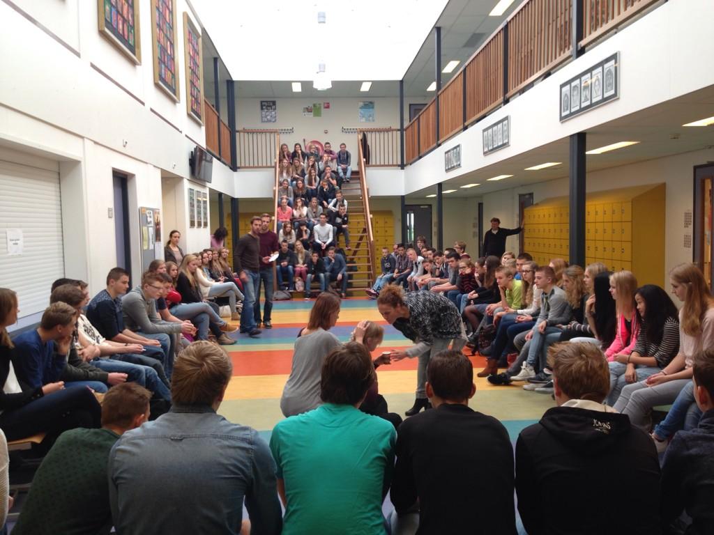 KalsbeekSPK's tweet photo. Shakespeare is hot deze dagen in het bruggebouw van @KalsbeekSPK met 4havo #projectdagen @TheDutchFactory http://t.co/yFOayl4rzG