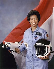975PLAYFM's tweet photo. Jawaban #RPUL :
Pratiwi Sudharmono, Astronot Wanita pertama di Asia yg sempat akan meluncur ke luar angkasa thn 1986 http://t.co/Gk03zo1Uo2