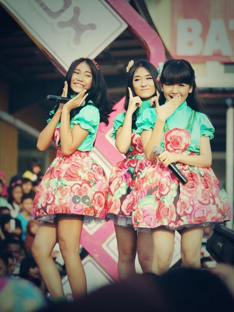 Trio cute smile😇😆😉 @teens_livia <a href="/teens_adel/">Adelia Artamevia</a> @teens_fannie