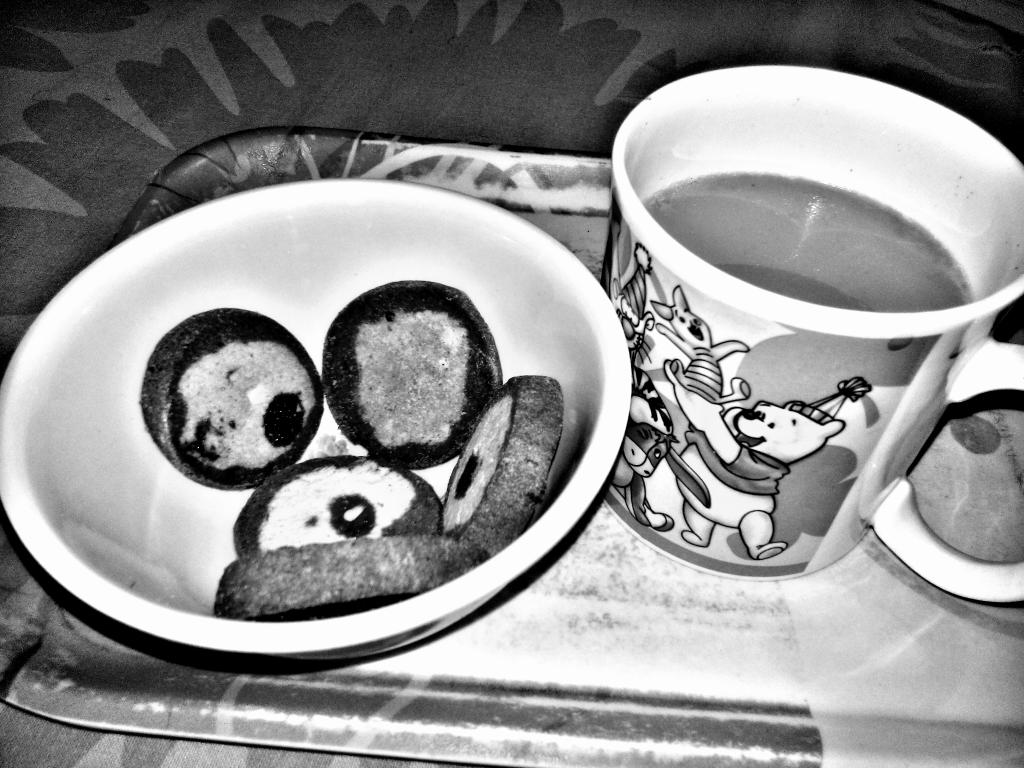 RoyAmit17's tweet photo. #Coffee #cookies #Perfectcombo #forreading #latenight http://t.co/HKslQkozQw