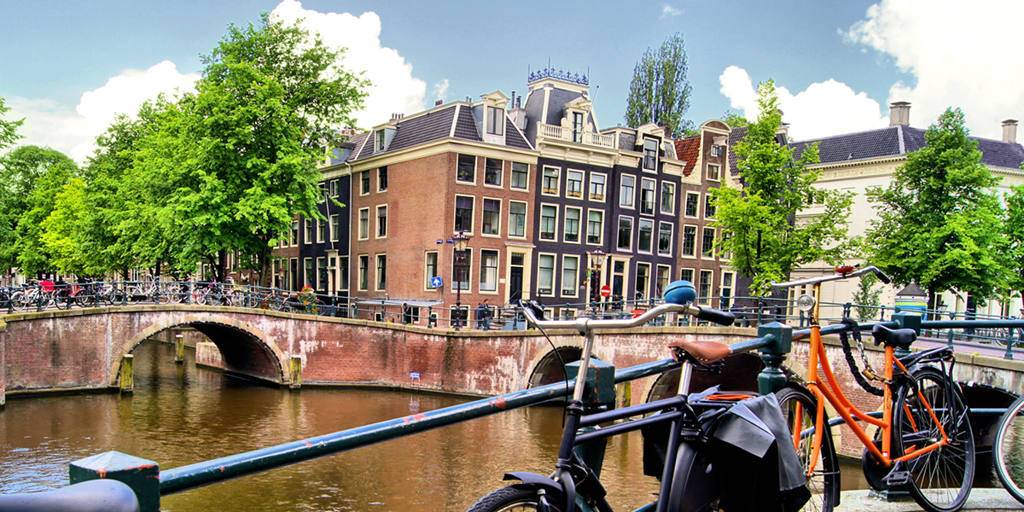Iberia's tweet photo. RT si quieres que #Ámsterdam sea próximo destino en oferta http://t.co/PzpOR5pukq  #ganaunaoferta #solofansIberia http://t.co/Td4OvlQ7Va