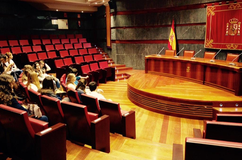 molinagarcia_mj's tweet photo. De visita con los alumnos de @derechoUE constitucional de la @UEuropea y la prof. @juliapulidograg visitando el CGPJ http://t.co/ObqOhn4Dnm