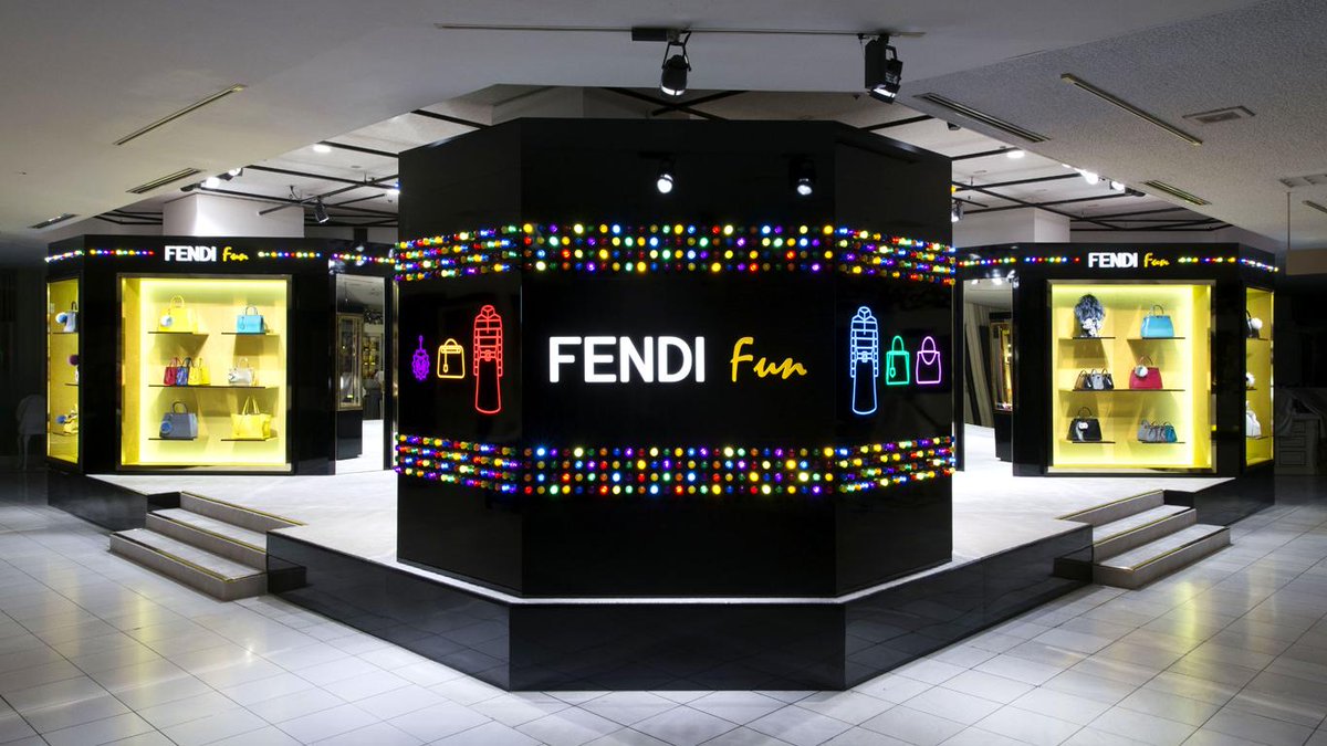 FENDI_JAPAN's tweet photo. ネオンが煌めくさまはまるでアミューズメントパーク!伊勢丹新宿にてファーを集めたイベント「フェンディ ファン」開催中。明日までです!詳しくは> http://t.co/INJa3wBCt8 #FendiFun http://t.co/lDqHL4XHOO