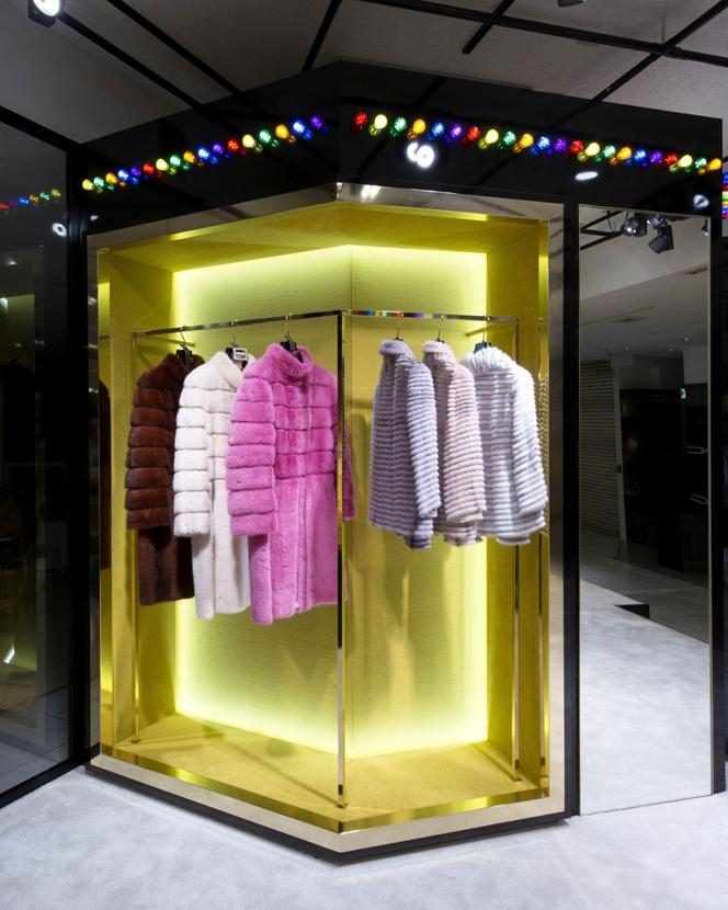 FENDI_JAPAN's tweet photo. ネオンが煌めくさまはまるでアミューズメントパーク!伊勢丹新宿にてファーを集めたイベント「フェンディ ファン」開催中。明日までです!詳しくは> http://t.co/INJa3wBCt8 #FendiFun http://t.co/lDqHL4XHOO