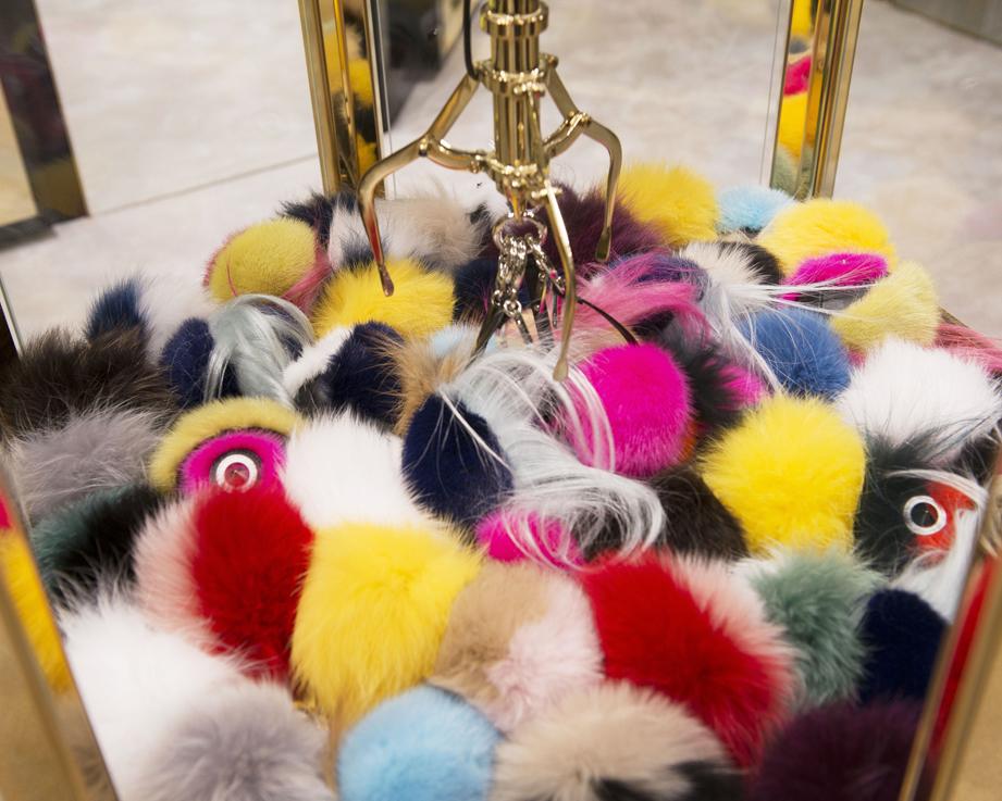 FENDI_JAPAN's tweet photo. ネオンが煌めくさまはまるでアミューズメントパーク!伊勢丹新宿にてファーを集めたイベント「フェンディ ファン」開催中。明日までです!詳しくは> http://t.co/INJa3wBCt8 #FendiFun http://t.co/lDqHL4XHOO