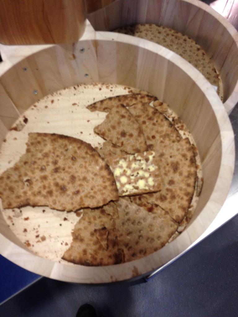 Rosenmat's tweet photo. Kvarglömd macka hittad bland surdegsknäcken, återfås mot beskrivning! http://t.co/RyoEpR3U43