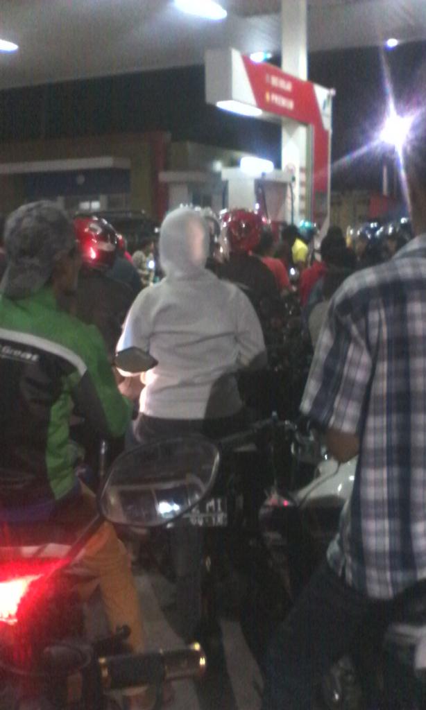 UsepCaca's tweet image. Antrean bbm @ SPBU caracas kuningan jabar