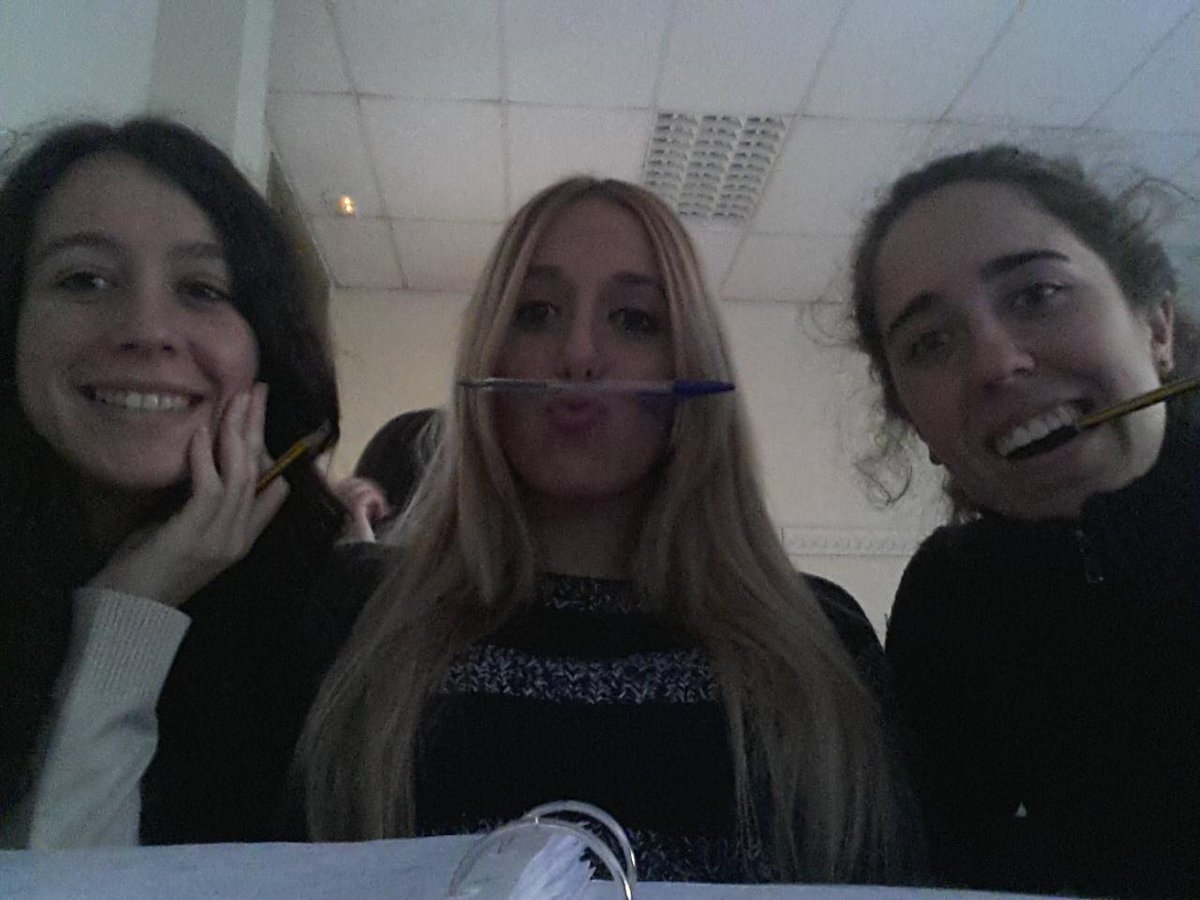 Helena_OM13's tweet photo. @jud_95 @_laura_gs esto es lo que pasa cuando te sientas en última fila #Ingenieras http://t.co/OfyqP9IfFf