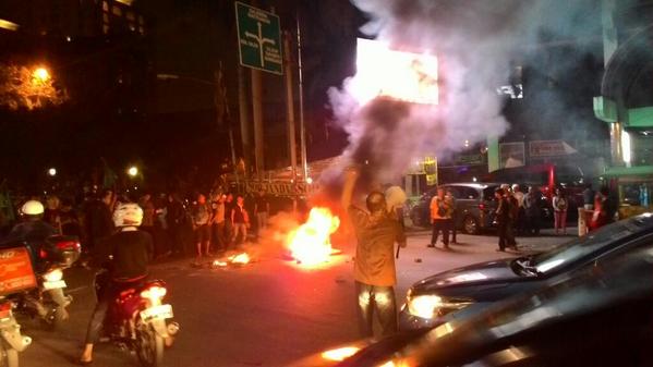 rusdysarry's tweet photo. Aksi bakar2an menolak kenaikan harga BBM.. Hati2 untuk melintasi CIKINI.. http://t.co/8uvNQVkF0i