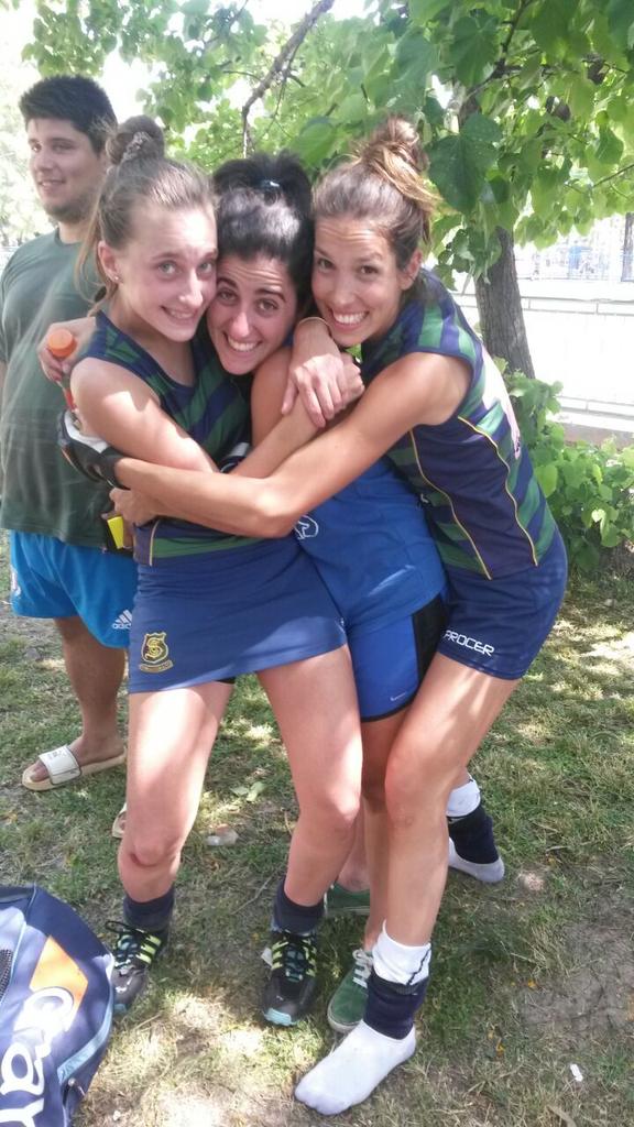 julita__'s tweet photo. Se puede ser mas feliz? @flormajul @micalarocca SOMOS DE LA B #VamosVamosLosTogas 💙💚😻 http://t.co/nYfcF95l9k