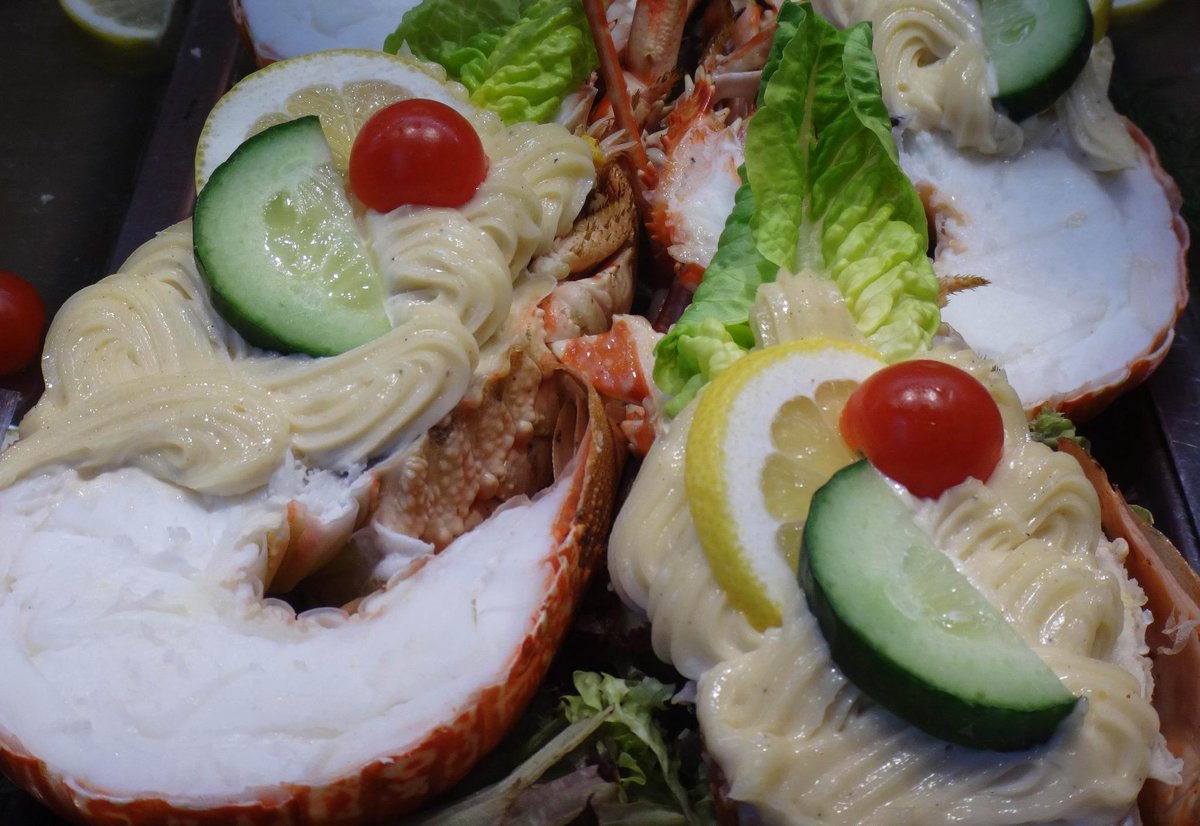 前出 Pou の総菜 このエビはハサミがないのでオマールではなくラングスト 伊勢エビ か どっちにしろ高級 マヨネーズ系のソースではなく塩だけで食べたい 右はパイ生地の壺にホワイトソースでまとめた具を詰めたもの としか分かりません 冨永 格 たぬちん