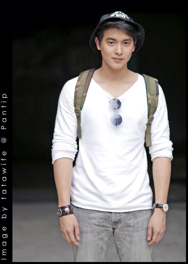 jamesjibthx_'s tweet photo. เจมส์จิรายุถ่ายแบบนิตยสารแฮมเบอร์เกอร์ 🍔
14112014.-🍭
Cr: KarlTatawife 🌍 http://t.co/7afnNJrDm7