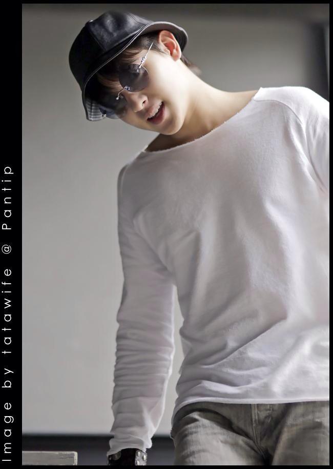 jamesjibthx_'s tweet photo. เจมส์จิรายุถ่ายแบบนิตยสารแฮมเบอร์เกอร์ 🍔
14112014.-🍭
Cr: KarlTatawife 🌍 http://t.co/7afnNJrDm7