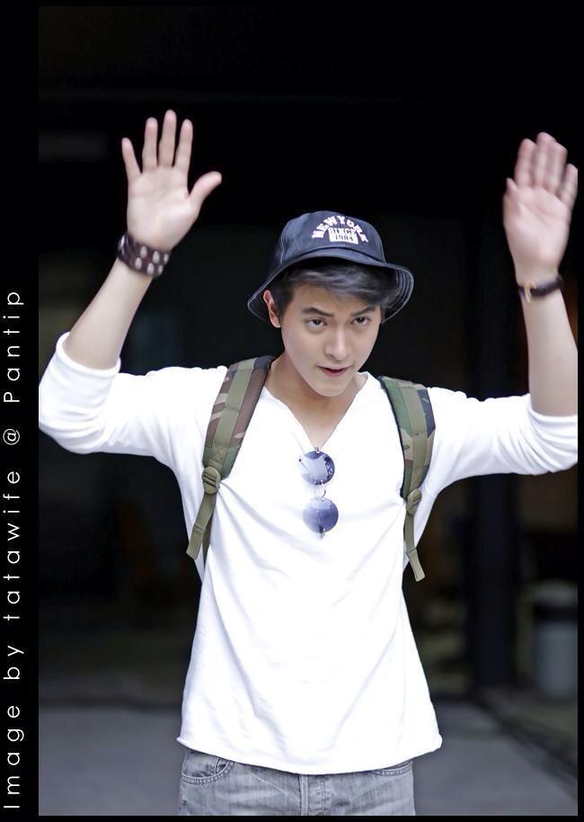 jamesjibthx_'s tweet photo. เจมส์จิรายุถ่ายแบบนิตยสารแฮมเบอร์เกอร์ 🍔
14112014.-🍭
Cr: KarlTatawife 🌍 http://t.co/d6xR8CvPvK