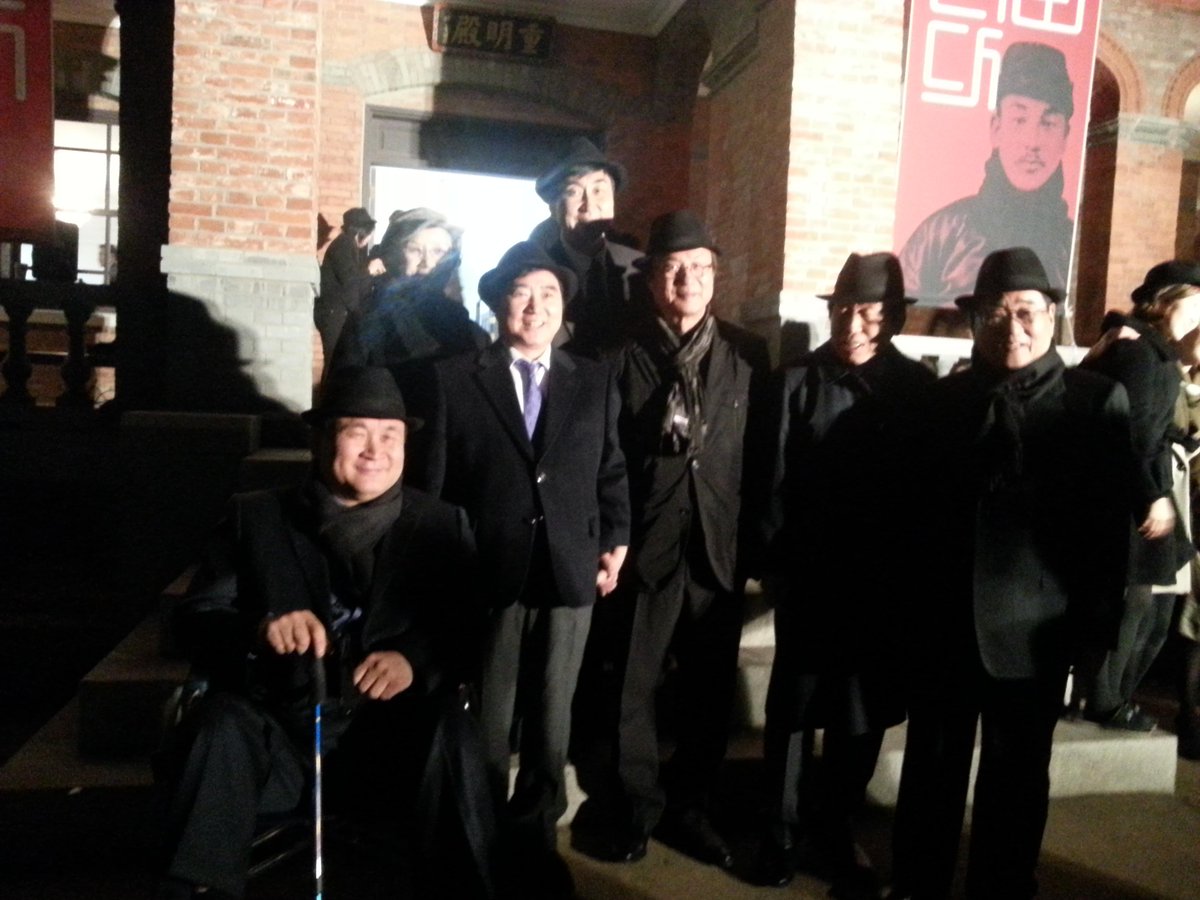 오늘 덕수궁 중명전, 이회영선생과 6형제전이 열렸다
그는 난잎에서 칼을얻는, 예술가이자 무장투사!
오른쪽끝이 손자인 이종찬선배님, 내뒤에 키큰증손 이종걸의원!
내년3.1절까지 전시