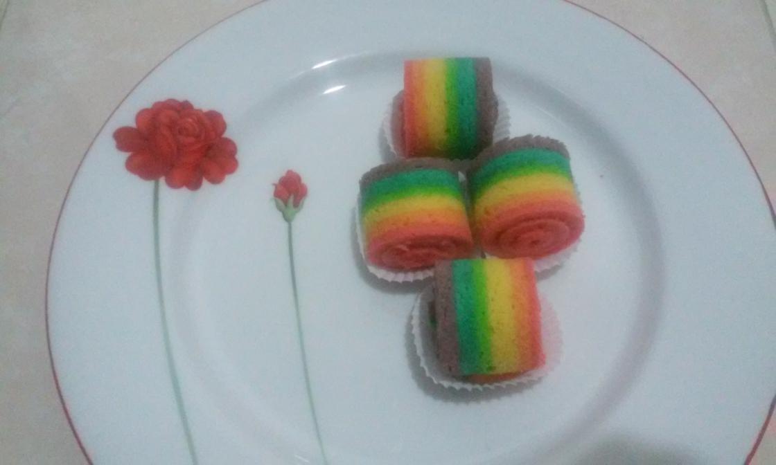 kyokohikawa's tweet photo. @davidnurbianto renbow kek betawin pit... Sebelom rainbow cake bule ngetop (my hand made) http://t.co/S9IowOeI20