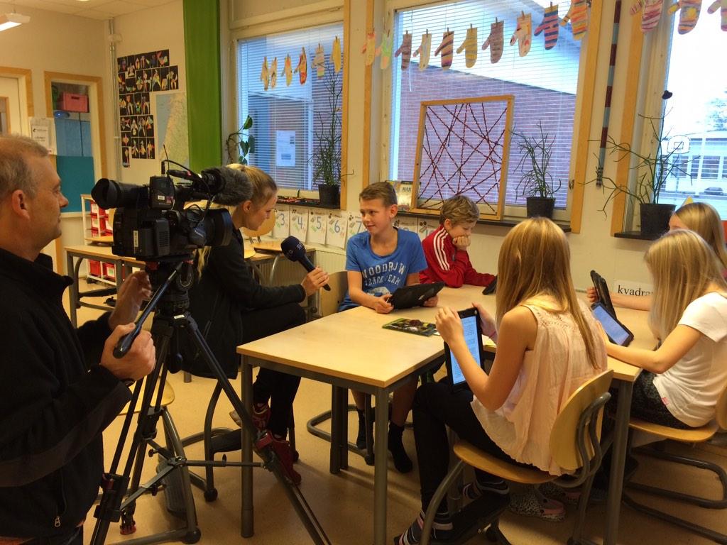 AVMKron's tweet photo. Smålandsnytt gör ett reportage om Läshörnan på Sandsbro skola! @slisetweets @elib_se @elibu_se http://t.co/H1zN1knr1D