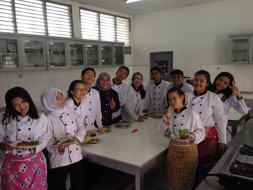 elinlistianii's tweet photo. Capek super ngajar anak kelas 12 AP 😂😂😂 http://t.co/gTnmUYnkUe