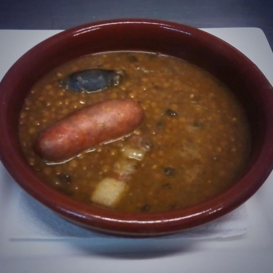 essencia_rest's tweet photo. Bon día! Avui al nostre menú trobareu aquestes llenties cassolanes!! Amb el seu bon xoriçet. Us venen de gust?? http://t.co/9VNIAVCf8M