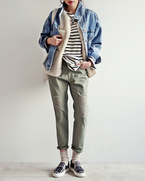 AgainstNudity's tweet photo. Jeans, lainage et pantalons éraillés s’agencent à merveille avec la marinière.
►http://t.co/39jIcbtyIf
#ootd #wiw http://t.co/R3G7jM3KSU