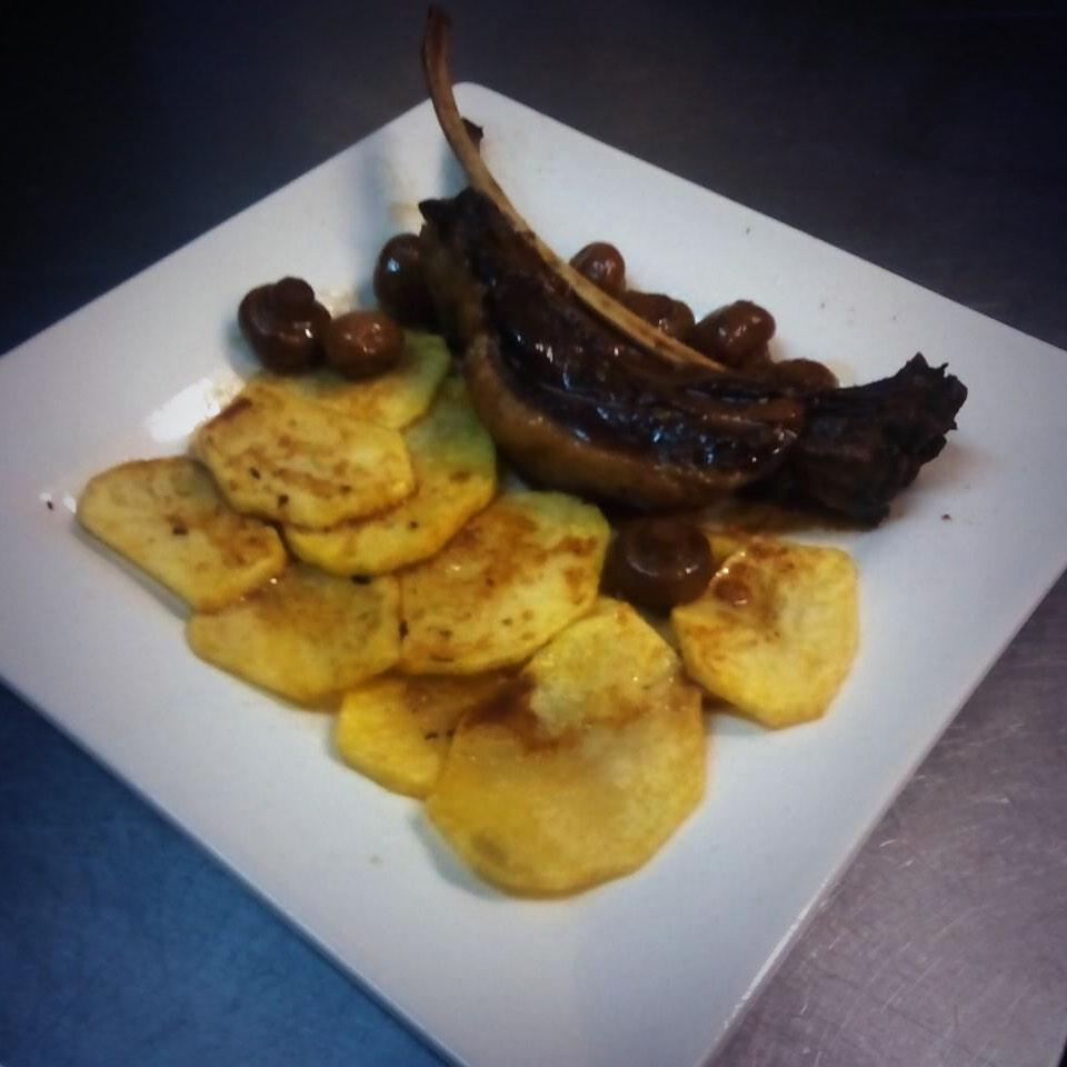 essencia_rest's tweet photo. De segon plat podeu tastar el nostre Costellam de senglar. Una carn deliciosa http://t.co/OIw66t7Orv
