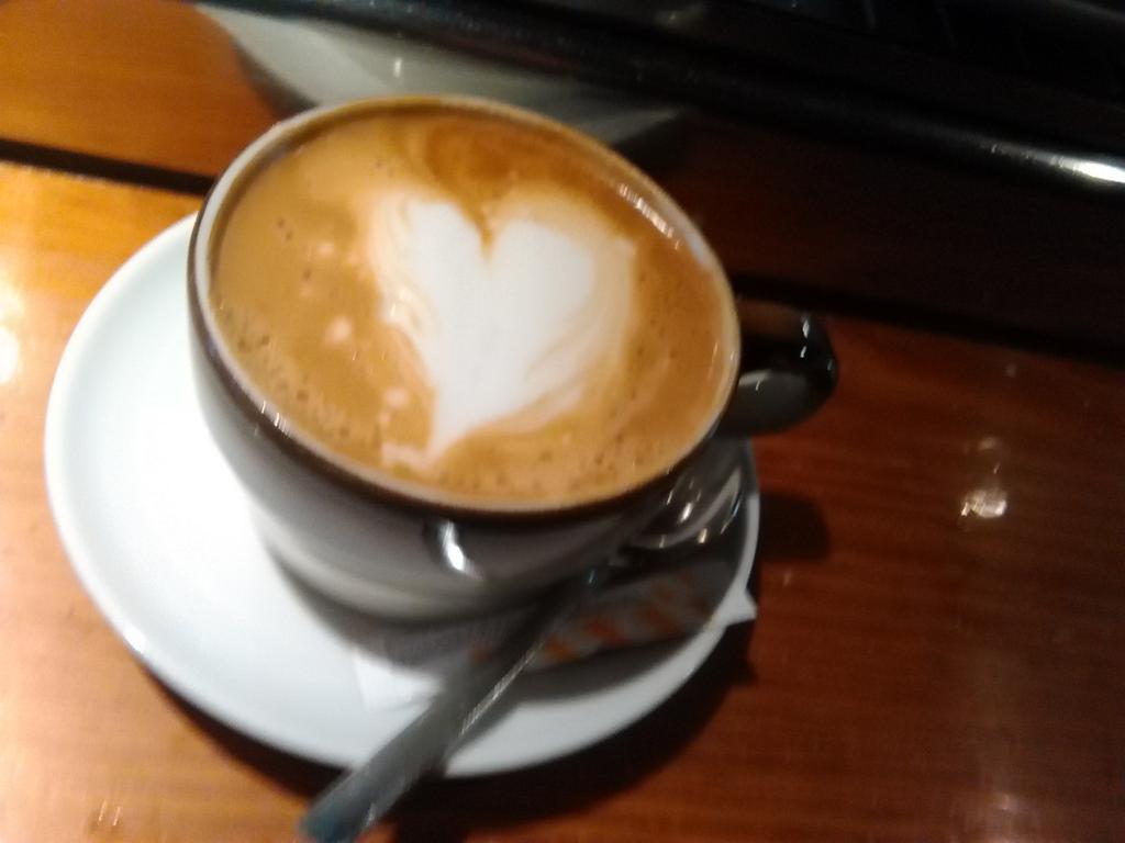 Dave_Soria's tweet photo. Que te sirvan el café así por la mañana motiva, ya si hubiera sido una camarera...perfecto... http://t.co/4dORL8i1Cc