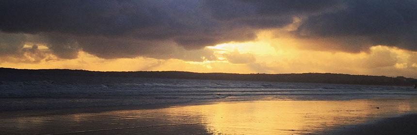 WNOL_Lifestyle's tweet photo. Why not enjoy winter in #Swansea with beautiful sea views? http://t.co/eUZz5I4Xo4  #Wales #sea#icecream#beach http://t.co/CmsIBcWSpU