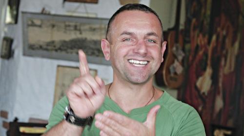 Muzika20's tweet photo. #CarlosPonce iz profila lici na #IvanaGavrilovica, zar ne? http://t.co/qEZlIv3Gs5