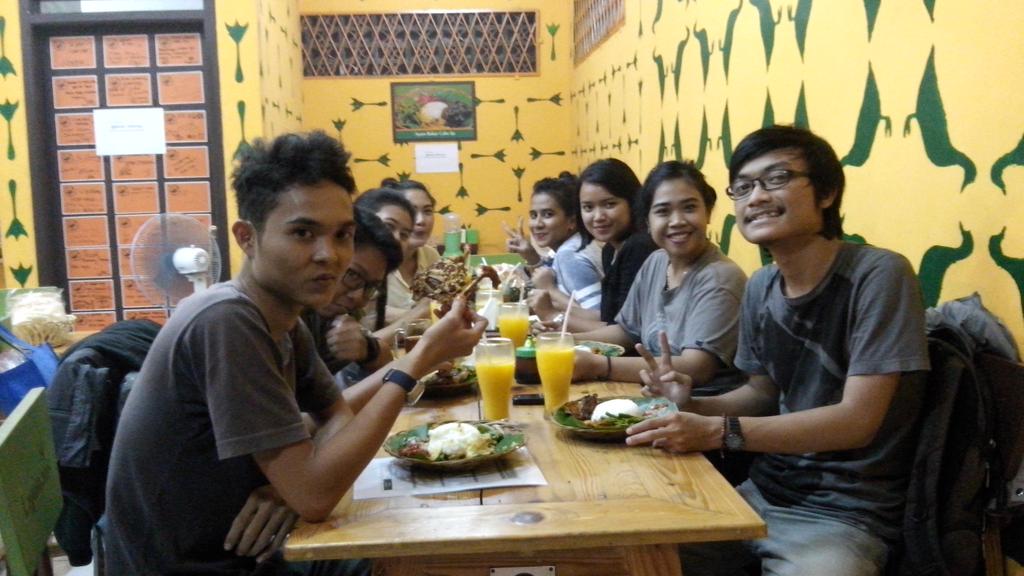raafian's tweet photo. late dinner. untung cepet matengnya. kenyang. cobain guys. cc: @bebek_SiGaring http://t.co/KgbjhFWnW5