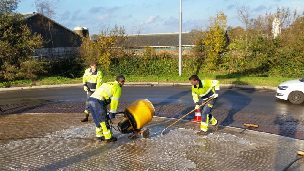 komtwijzel's tweet photo. Het straatwerk van de molens op de rotonde nu zeker onkruidvrij! De voegen zijn gevuld met een speciale coating ^Dirk http://t.co/tccZXnL2an