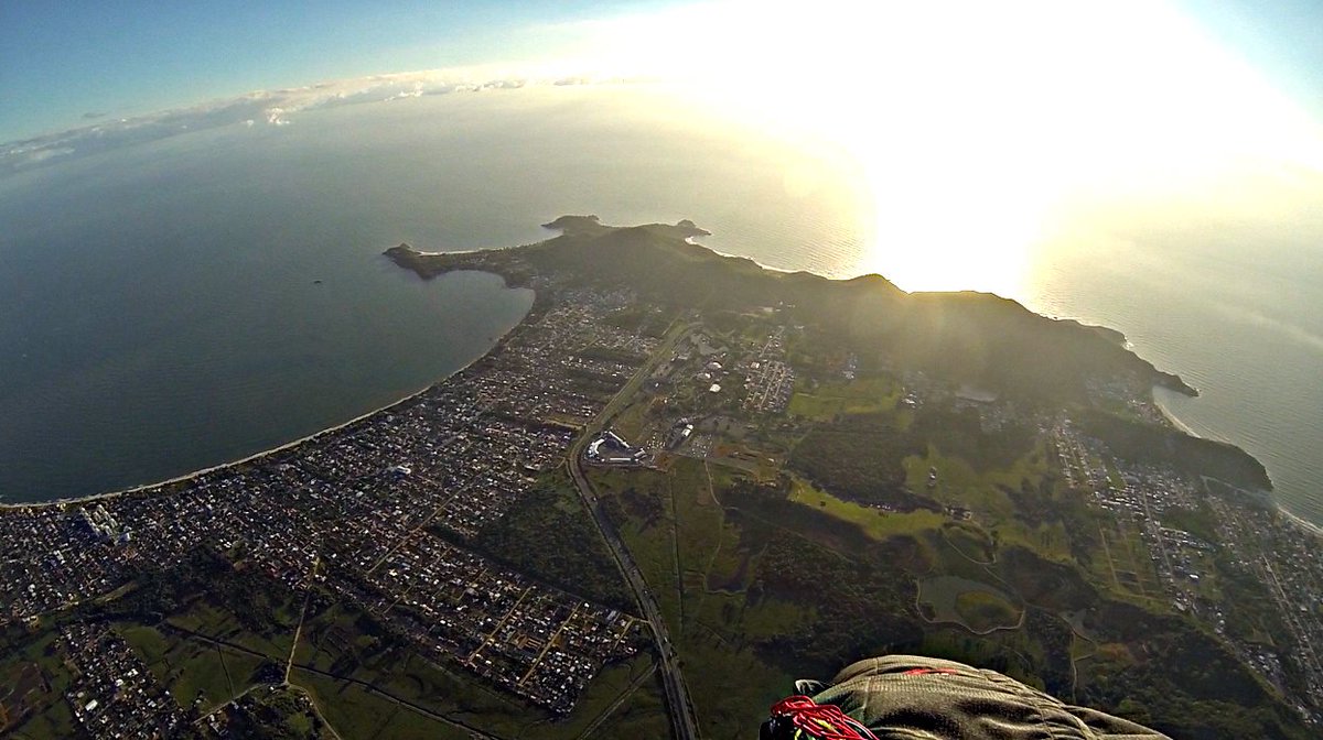 solparagliders's tweet photo. Quem ficou até o final na #dreamvalleyfestival, viu um espetáculo do Piloto Alan Sabel realizando acrobacias de Sonic http://t.co/VwkYPEjya8