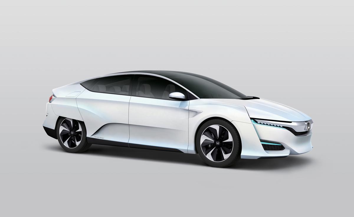 verge's tweet photo. Honda's new hydrogen fuel-cell car looks like it belongs in a movie http://t.co/MO4tJwyBTQ http://t.co/L0YZy6VbqA