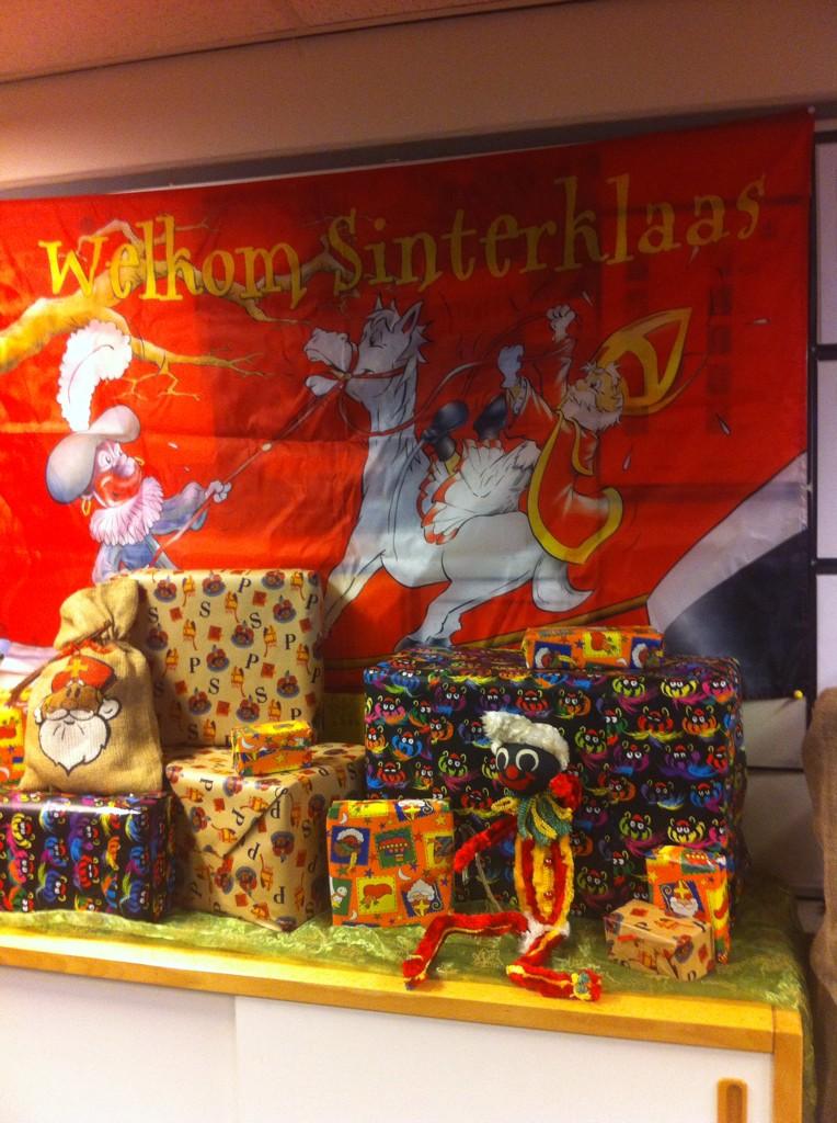 obsdeanbrenge's tweet photo. Sinterklaas .... en zwarte Piet natuurlijk! De school is weer mooi versierd! http://t.co/ivmwRe8P8O