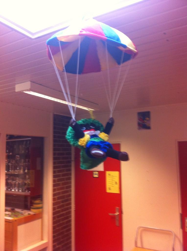 obsdeanbrenge's tweet photo. Sinterklaas .... en zwarte Piet natuurlijk! De school is weer mooi versierd! http://t.co/ivmwRe8P8O