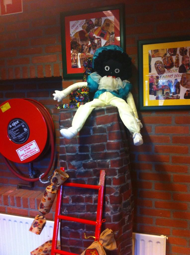 obsdeanbrenge's tweet photo. Sinterklaas .... en zwarte Piet natuurlijk! De school is weer mooi versierd! http://t.co/ivmwRe8P8O