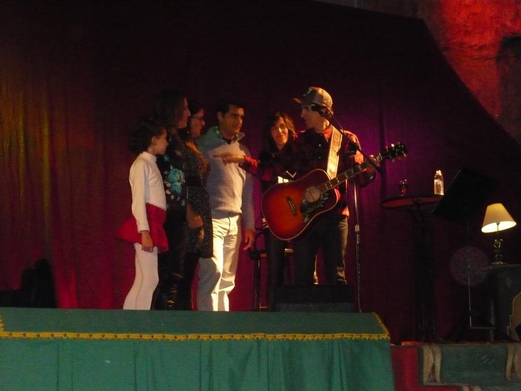 Angeles83027500's tweet photo. Gracias Mikel por dejar que mi niña cantara contigo http://t.co/UN9lZ18axv