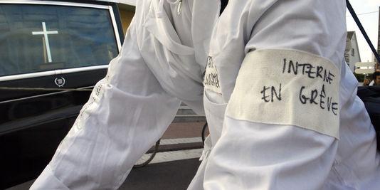 decodeurs's tweet photo. On vous explique pourquoi les internes en médecine font grève ce lundi http://t.co/53t3YMJx80 // #InternesEnGreve http://t.co/yrpF6DzZJZ
