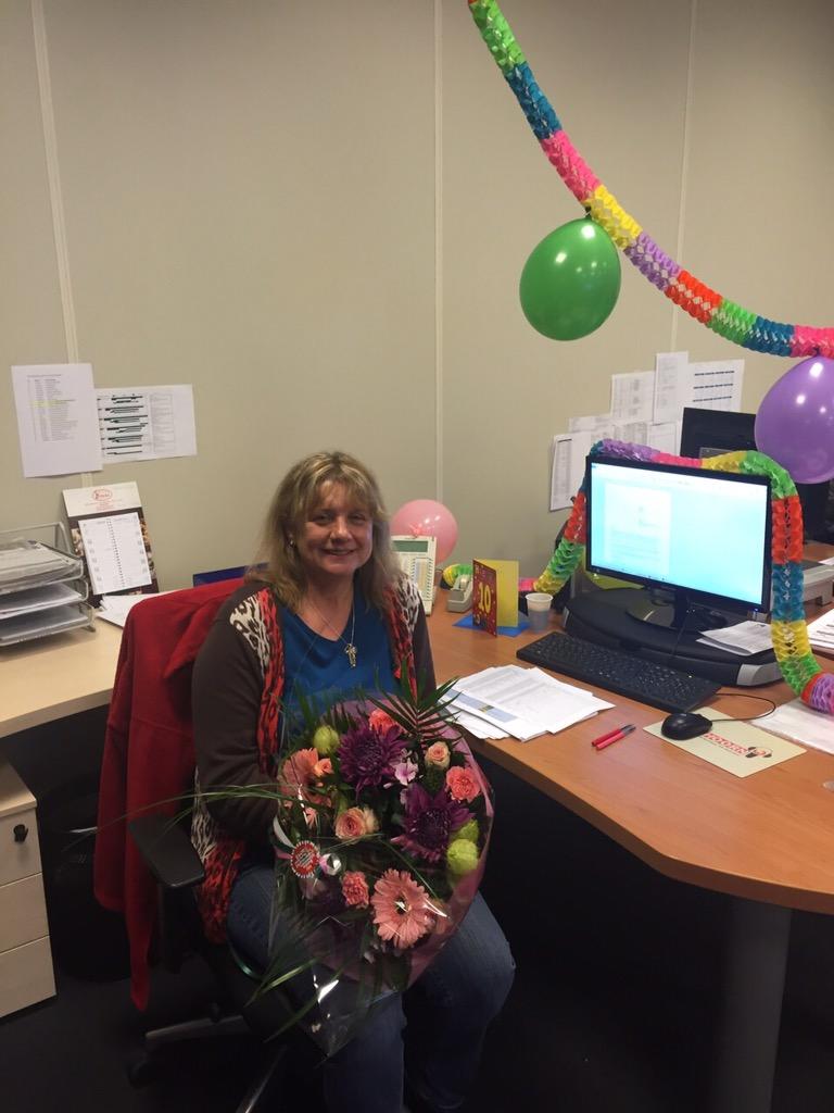 HSbezorging's tweet photo. @josekamphuis1 is 10 jaar dienst, wij zijn hier trots op! Zij bewaakt de bezorgkwaliteit &amp; houdt de bezorgers scherp! http://t.co/nNDbno50EM