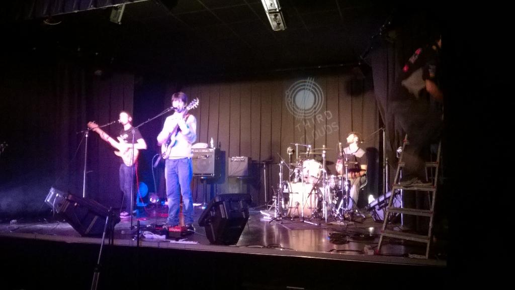 Ils sont déjà arrivés, ils répètent pour demain La rue les adore THIRD CLOUDS Mardi 18/11