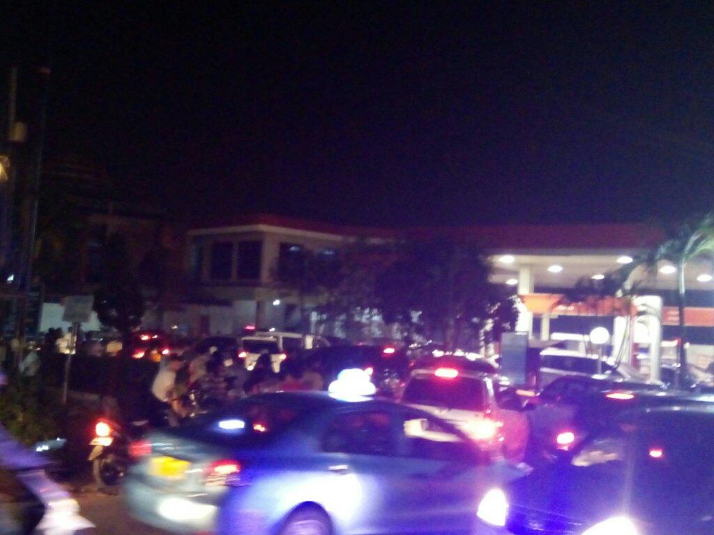 SaptoPrawira's tweet photo. suasana menjelang kenaikan bahan bakar di pom bensin Jln Raya radar auri cibubur Cc: @TMCPoldaMetro @detikcom http://t.co/XT3DTAkMTd