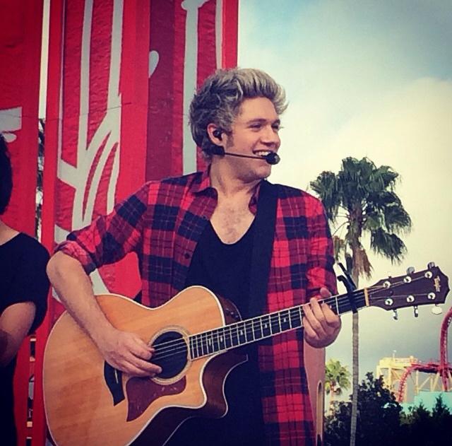 NathinhaStyles's tweet photo. O SORRISO OS OLHINHOS ESPREMIDOS O CABELO TOCANDO VIOLÃO, OLHA EU ME RECUSO #1DOrlando http://t.co/K2mrqv5s3V